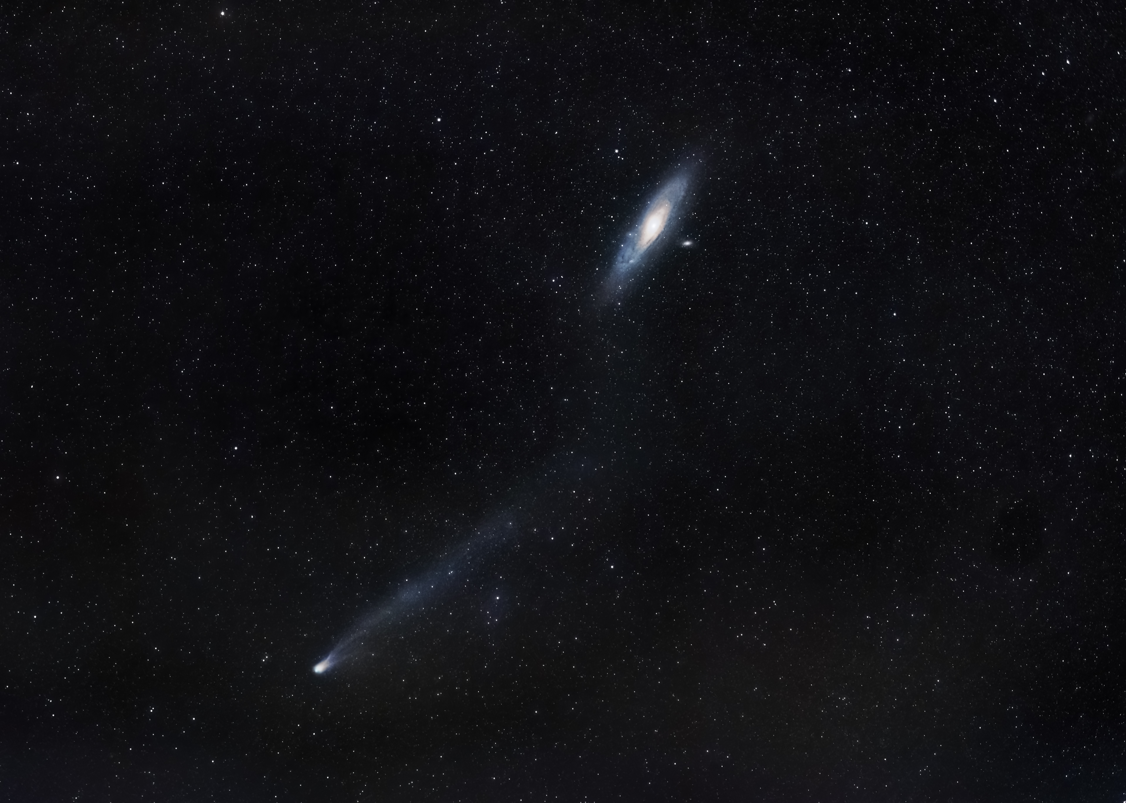 Cometa 12P Pons Brooks bajo la vecina galaxia de Andrómeda (M31)