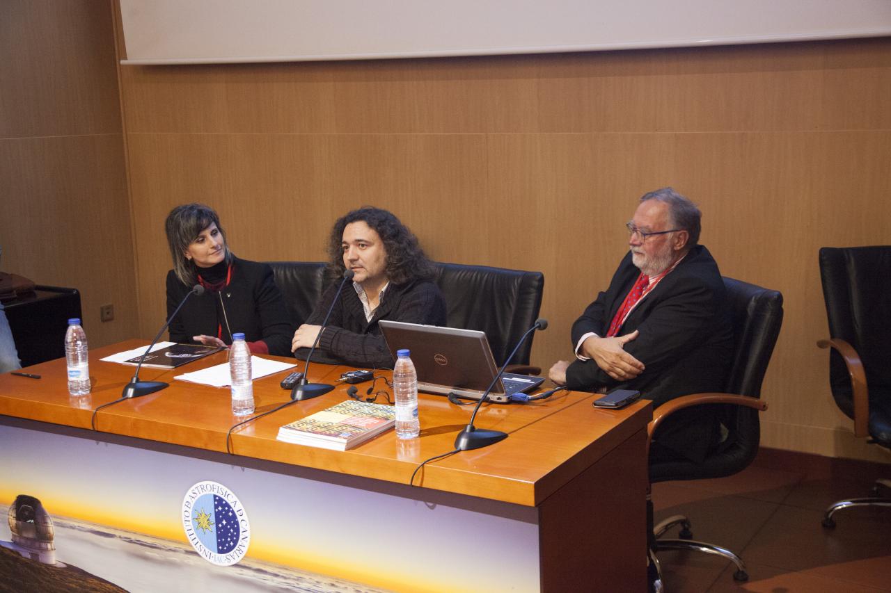 Mesa de presentación compuesta, de izquierda a derecha, por Isabel León Pérez, José Alfonso López Aguerri y Günter Koch
