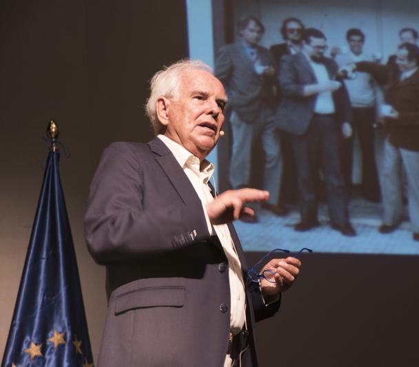 Francisco Sánchez durante su charla "SOÑANDO ESTRELLAS. Así nació y se consolidó la Astrofísica en España"
