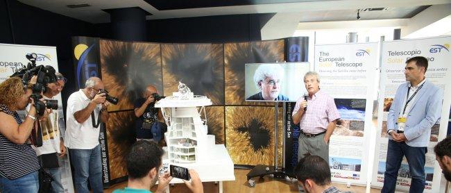 Presentation ceremony of the model of the European Solar Telescope carried out by Manuel Collados Vera, the coordinator of the project and Solar Physics researcher at the IAC, and José Gilberto Moreno, director of the Elder Museum of Science and Technolog