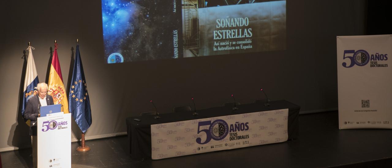 Franciso Sánchez at the Teatro Leal during his talk "SOÑANDO ESTRELLAS. Thus Astrophysics was born and consolidated in Spain"