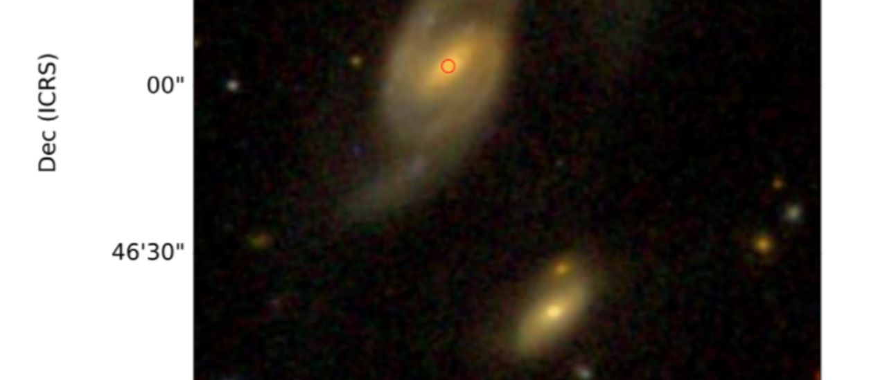 Imagen multibanda de la pareja en interacción Arp 70 obtenida del archivo de SDSS. A la izquierda, Arp 70b, la galaxia estudiada en esta investigación. Crédito: SDSS