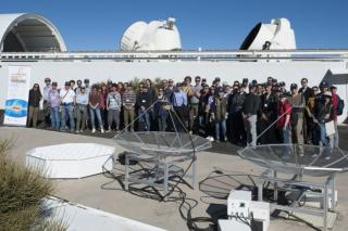 Asistentes al congreso CMB Foregrounds durante su visita al experimento QUIJOTE en el Observatorio del Teide (Izaña, Tenerife). Crédito: Miguel Briganti Correa, SMM (IAC).