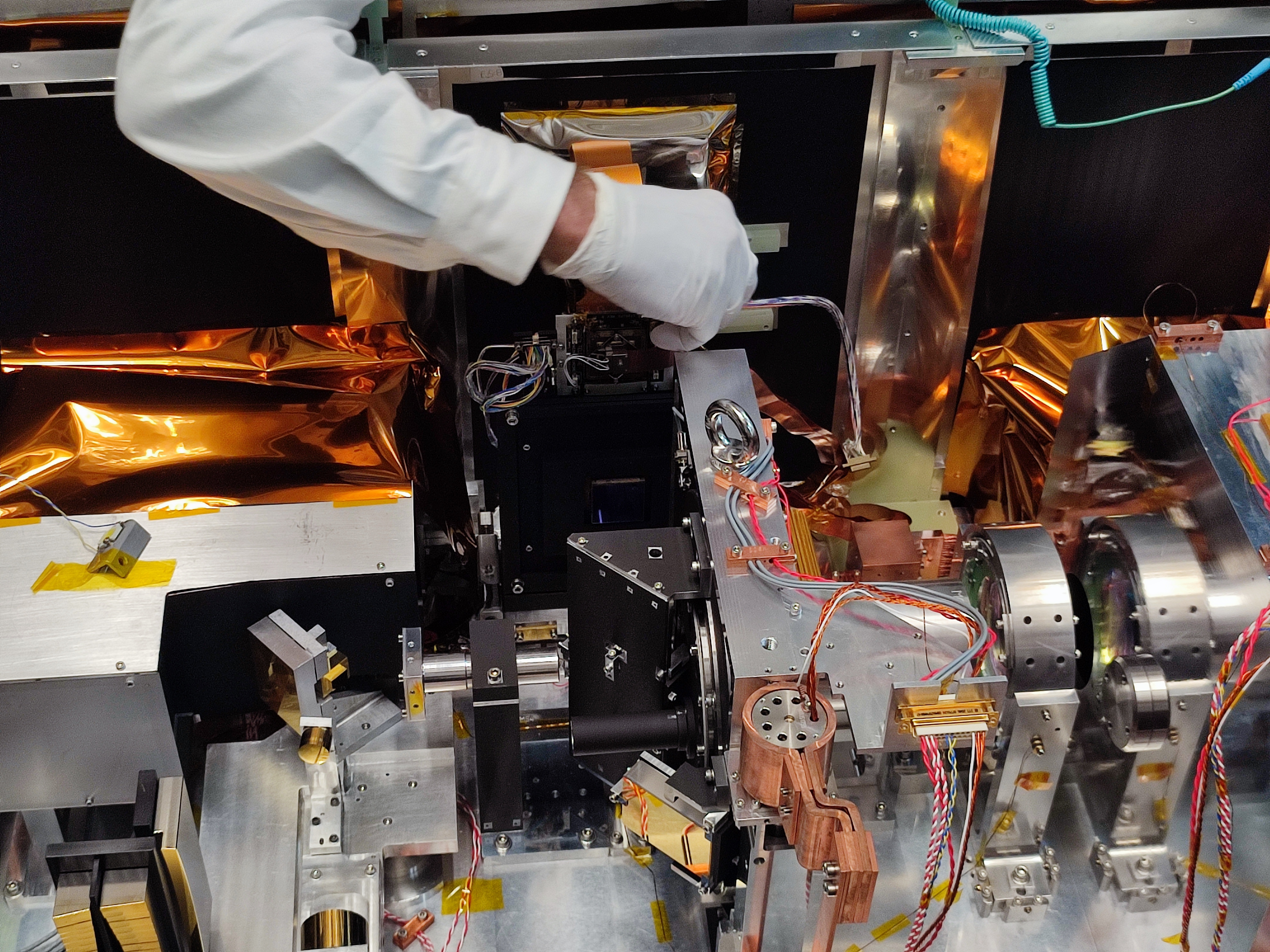 Momento de la integración del detector científico en FRIDA