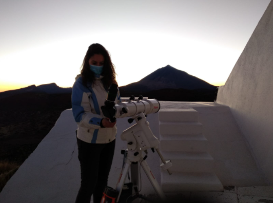 Sandra Benítez preparando el telescopio