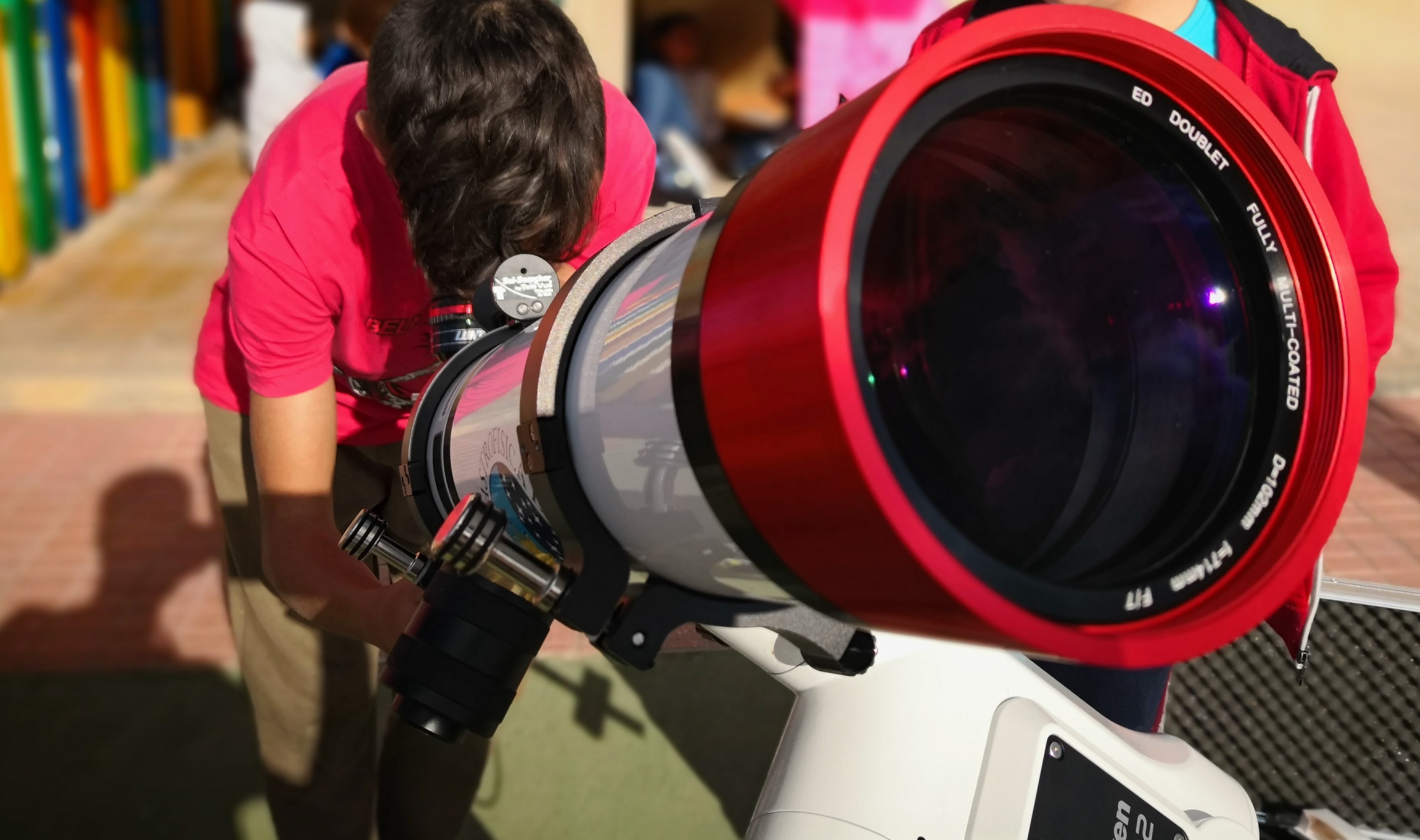 Observación solar con el telescopio Lunt del proyecto en el CEIP La Era, en Guía de Isora. Crédito: Donovan Mclean/Enrique Mesa/IAC.