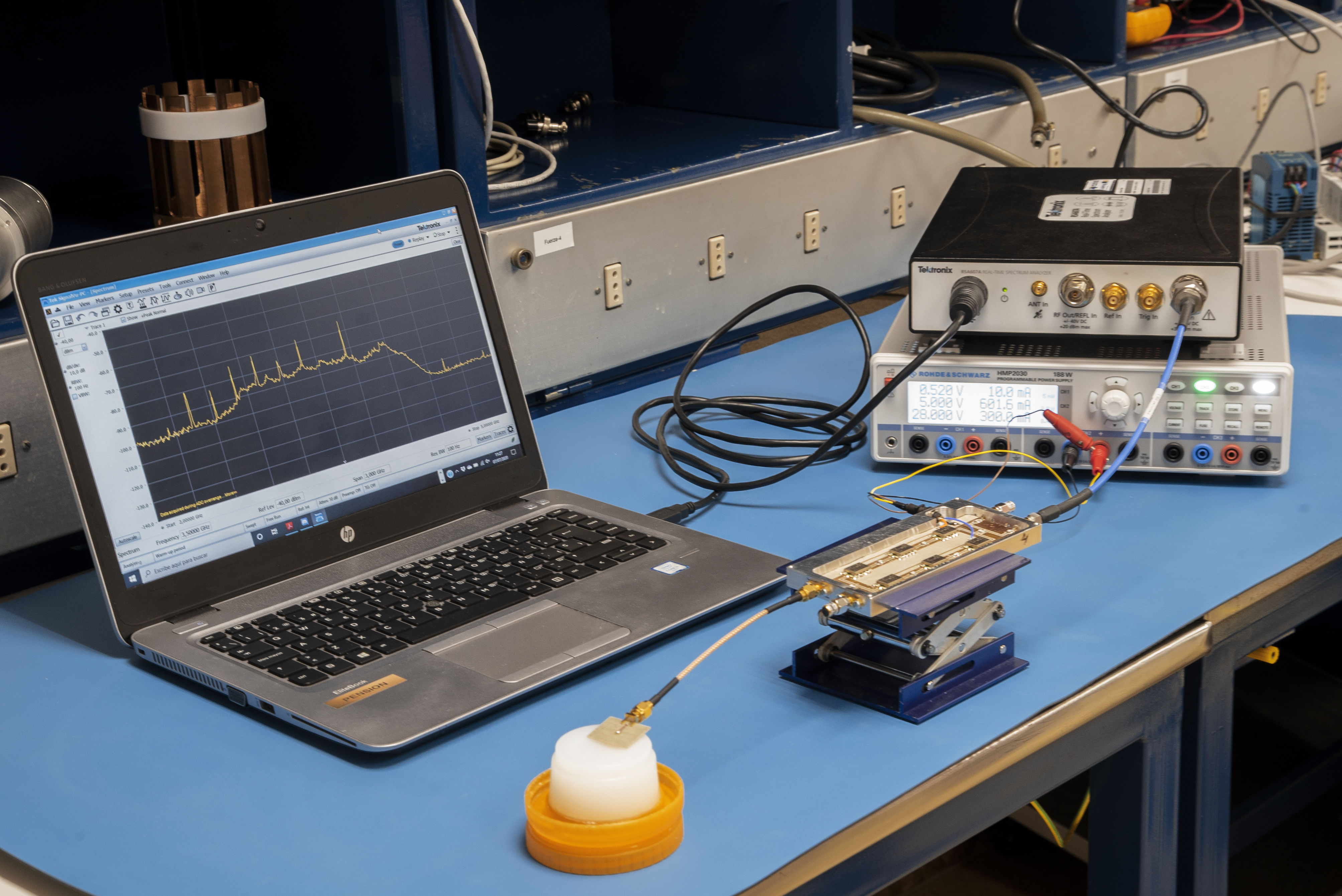 Set-up for the experimental characterization of the radiometer with a “phantom” as the device to characterize. Credit: Unit of Communication and Scientific Culture (IAC).