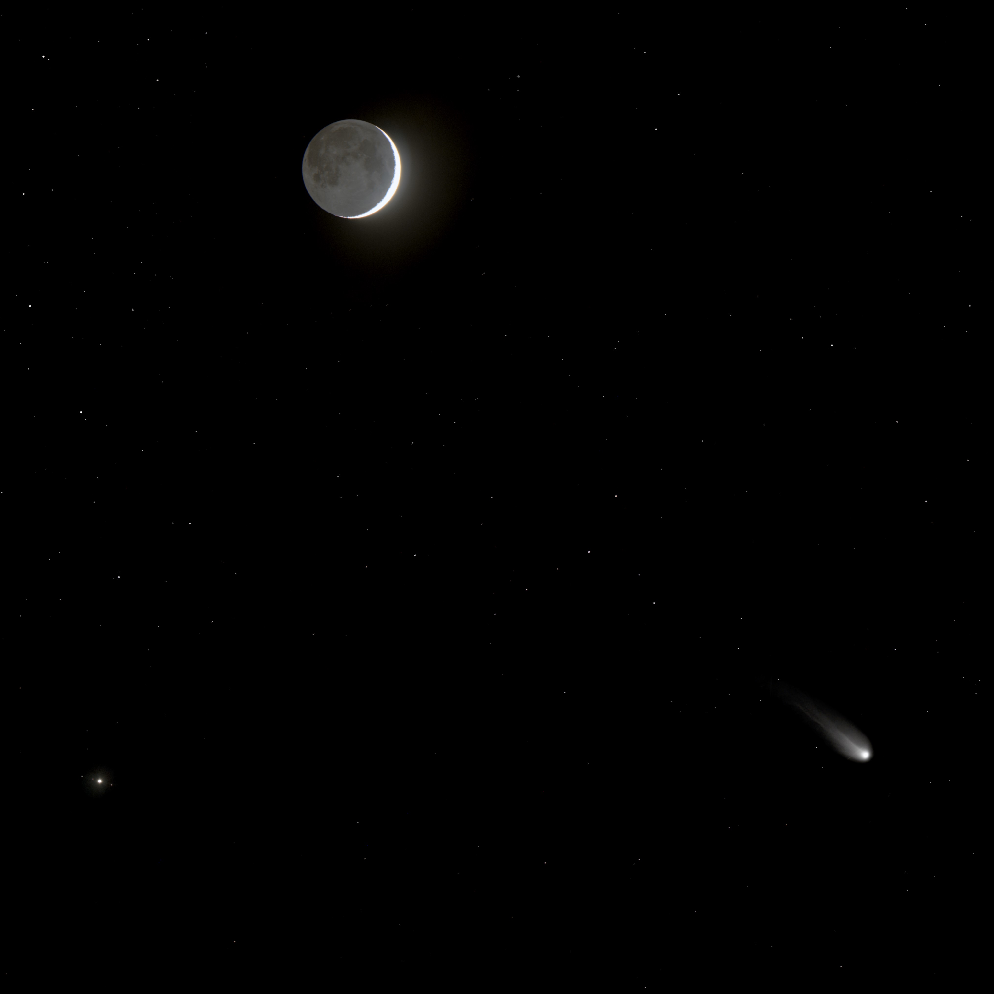El 10 de abril (dos días después del eclipse total de Sol) cuando la Luna y Júpiter posaban junto al cometa 12P Pons-Brooks. La Luna, iluminada menos del 6% (mostrando principalmente su luz cenicienta – reflejo de nuestro planeta) se encuentra a unos 365.000 km. Júpiter, y sus satélites, están a unos 880 millones de kilómetros, mientras que el cometa 12P Pons-Brooks se encuentra en un término medio, a unos 240 millones de kilómetros. A pesar del mal tiempo dominante ese día, se pudo obtener este bonito cuadro con el Astrógrafo STC. (Créditos: Daniel López / IAC)