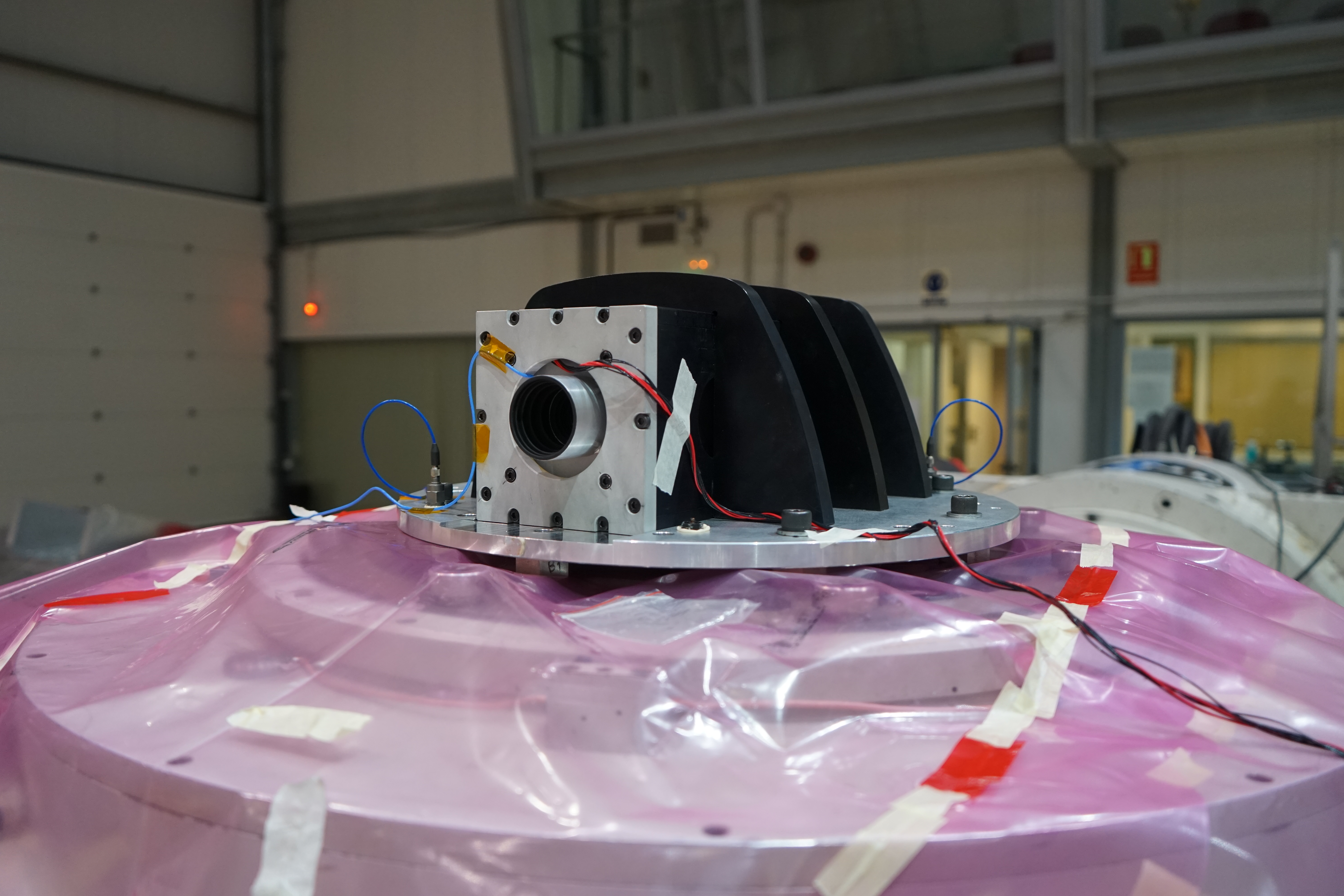 Imagen del instrumento DRAGO durante los ensayos de vibración en las instalaciones del Área de Ensayos del INTA (Instituto Nacional de Técnica Aeroespacial). Crédito: Samuel Sordo (IAC).