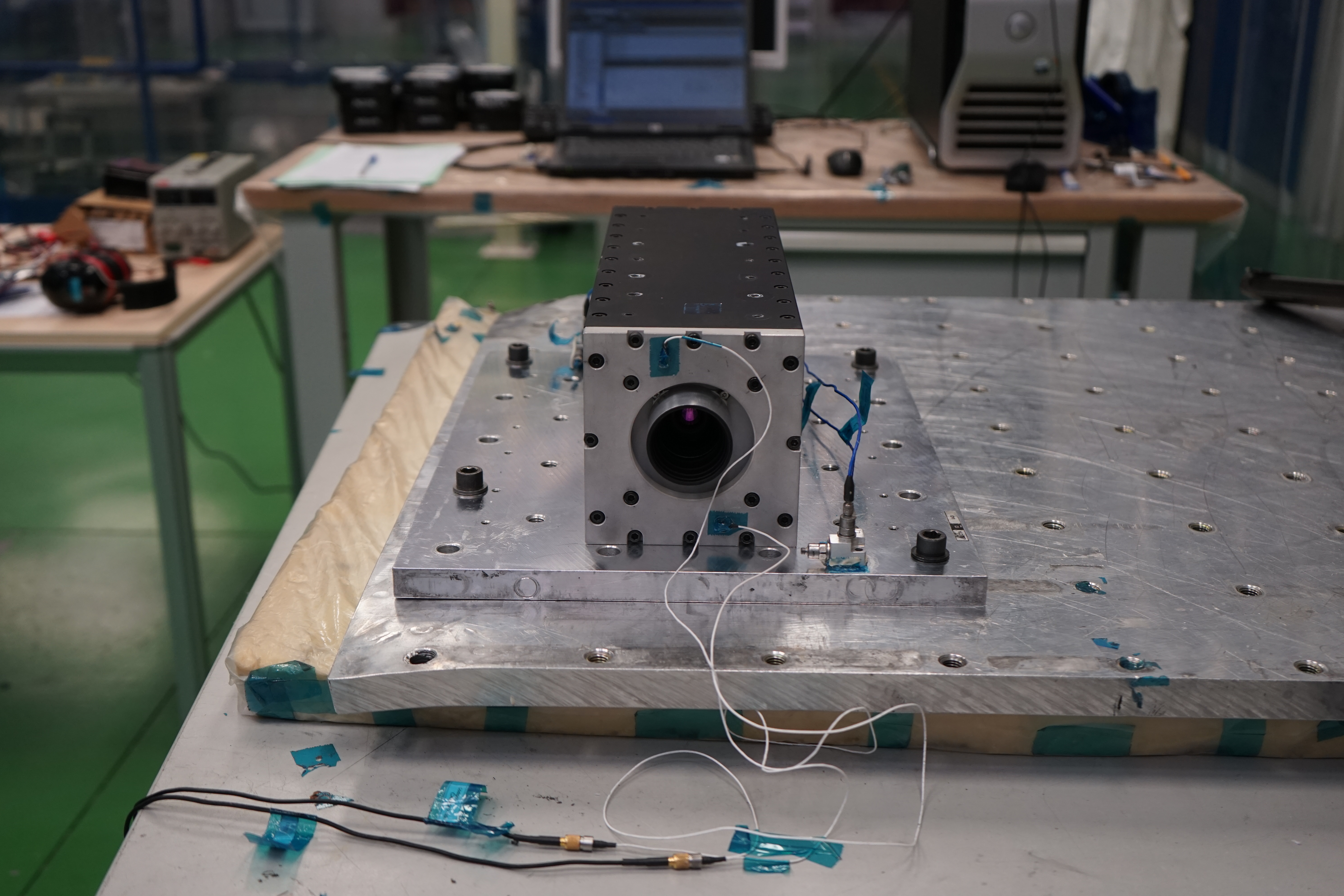 Imagen del instrumento DRAGO durante los ensayos de choque en las instalaciones del CTA (Centro de Tecnologías Aeronáuticas). Crédito: Samuel Sordo (IAC).