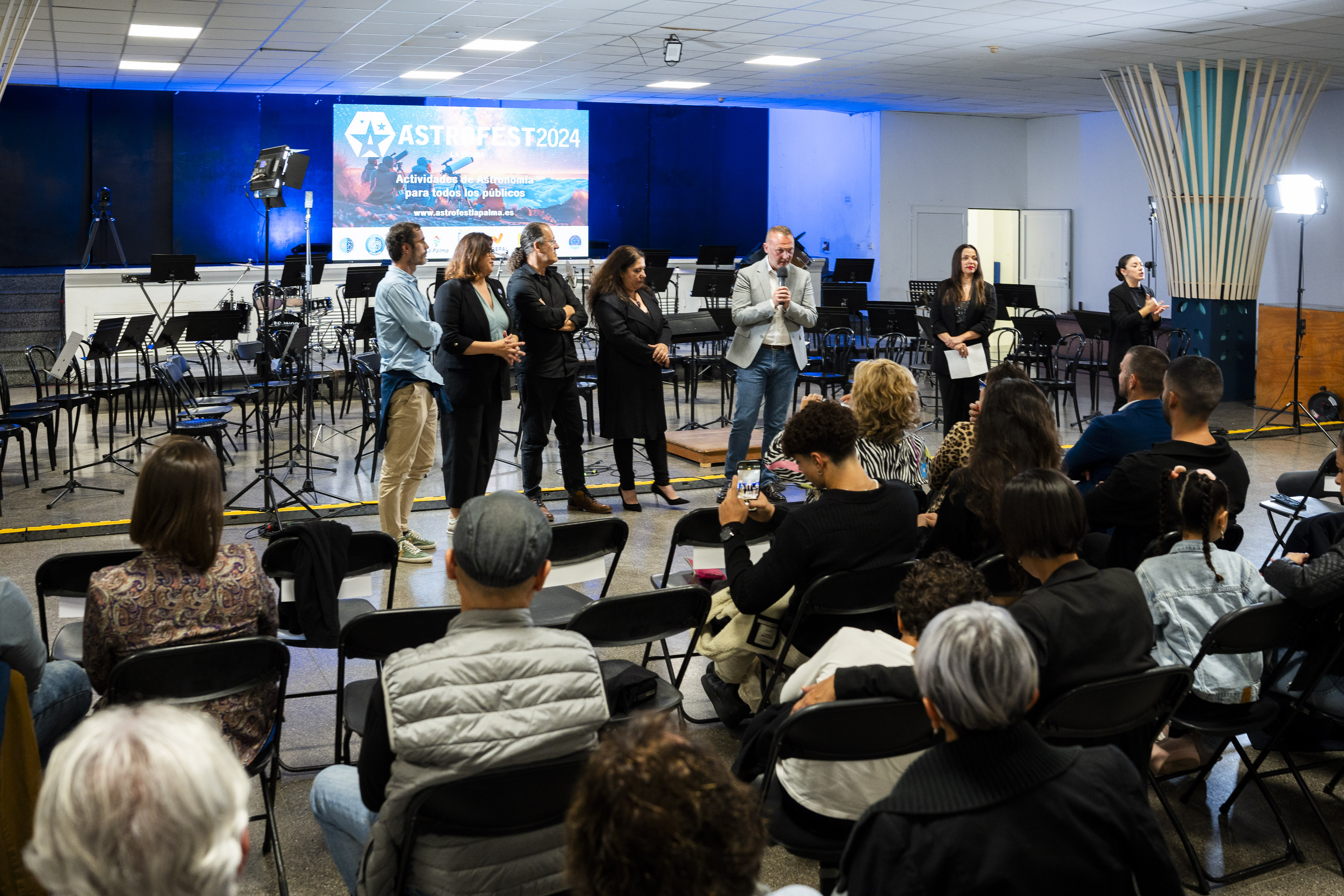 El grupo Buenavá junto a la jefa de la UC3 del IAC, Verónica Martín; y el consejero de Turismo, Omar Hernández. / Abián San Gil (SODEPAL)