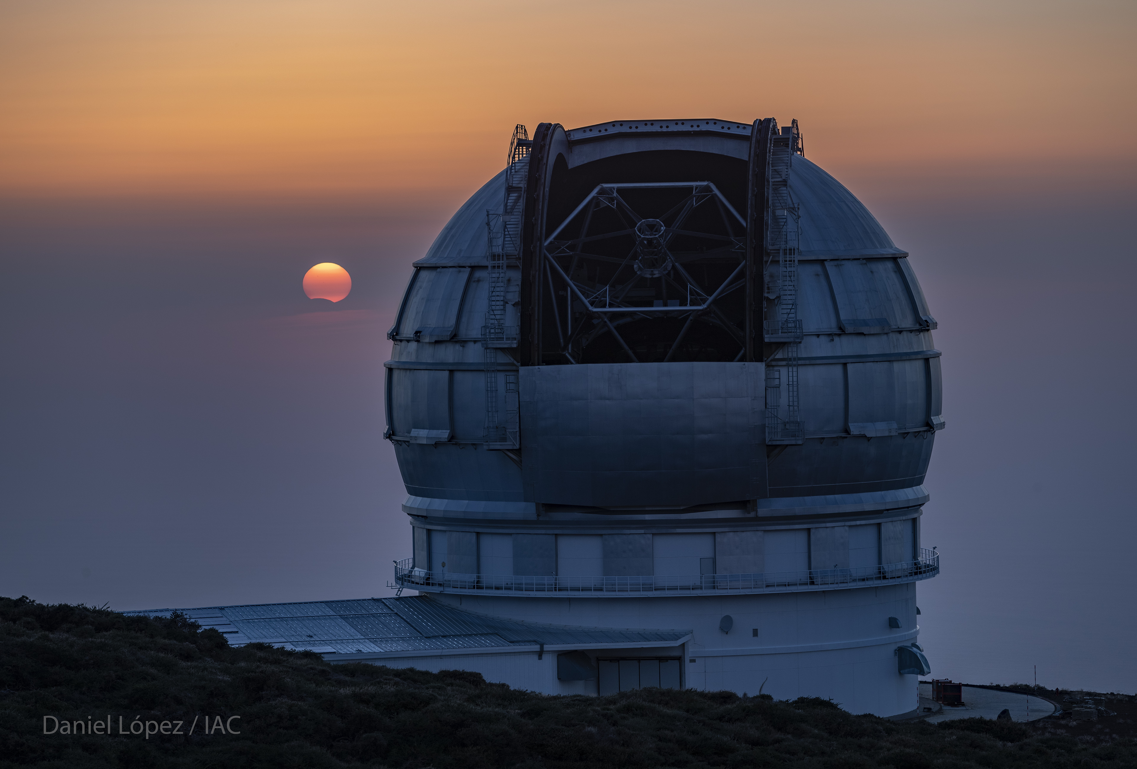 Eclipse de Sol de 2023 visto desde el Observatorio del Roque de los Muchachos en La Palma