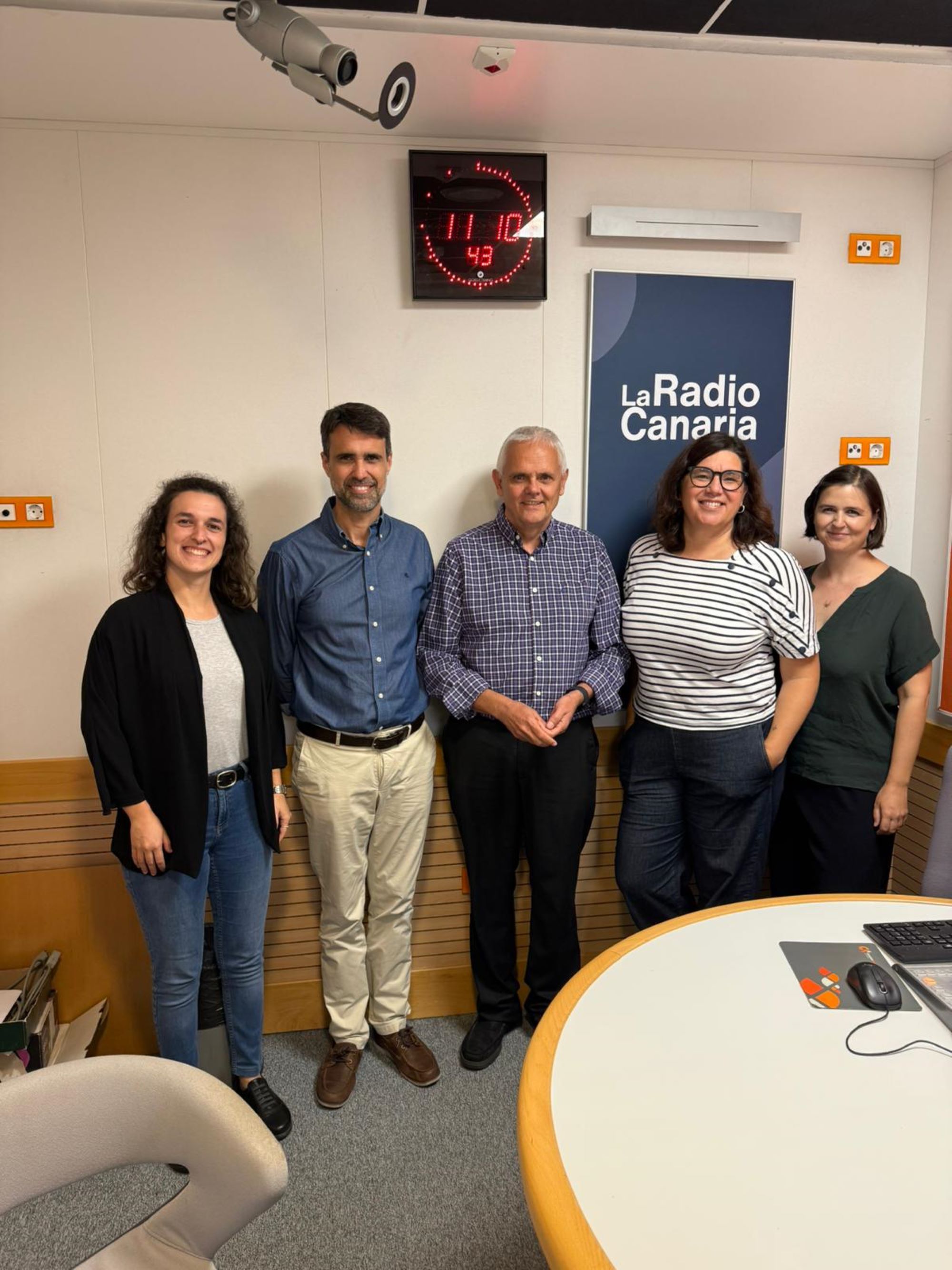 Los directores del IAC y de La Radio Canaria posan junto a la directora del programa, Verónica Martín; y las colaboradoras Maialen Orte y Alejandra Goded.