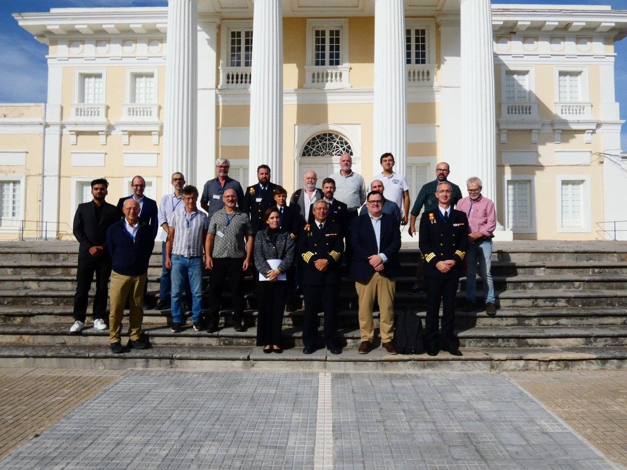 Foto del grupo de participantes en el taller de lanzamiento del Interferómetro LPI. En la imagen se observa el Meridiano de San Fernando, que pasa por el ROA, y fue la referencia para toda la cartografía náutica española hasta 1884, cuando en la Conferencia de Washington se estableció como 'Meridiano Cero' universal el de Greenwich / IAA-CSIC