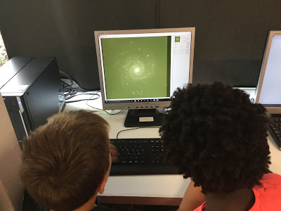 Estudiantes de sexto de primaria (Escola GEM, Cataluña) analizando la imagen de una galaxia obtenida con el Telescopio Liverpool. Crédito: Escola GEM