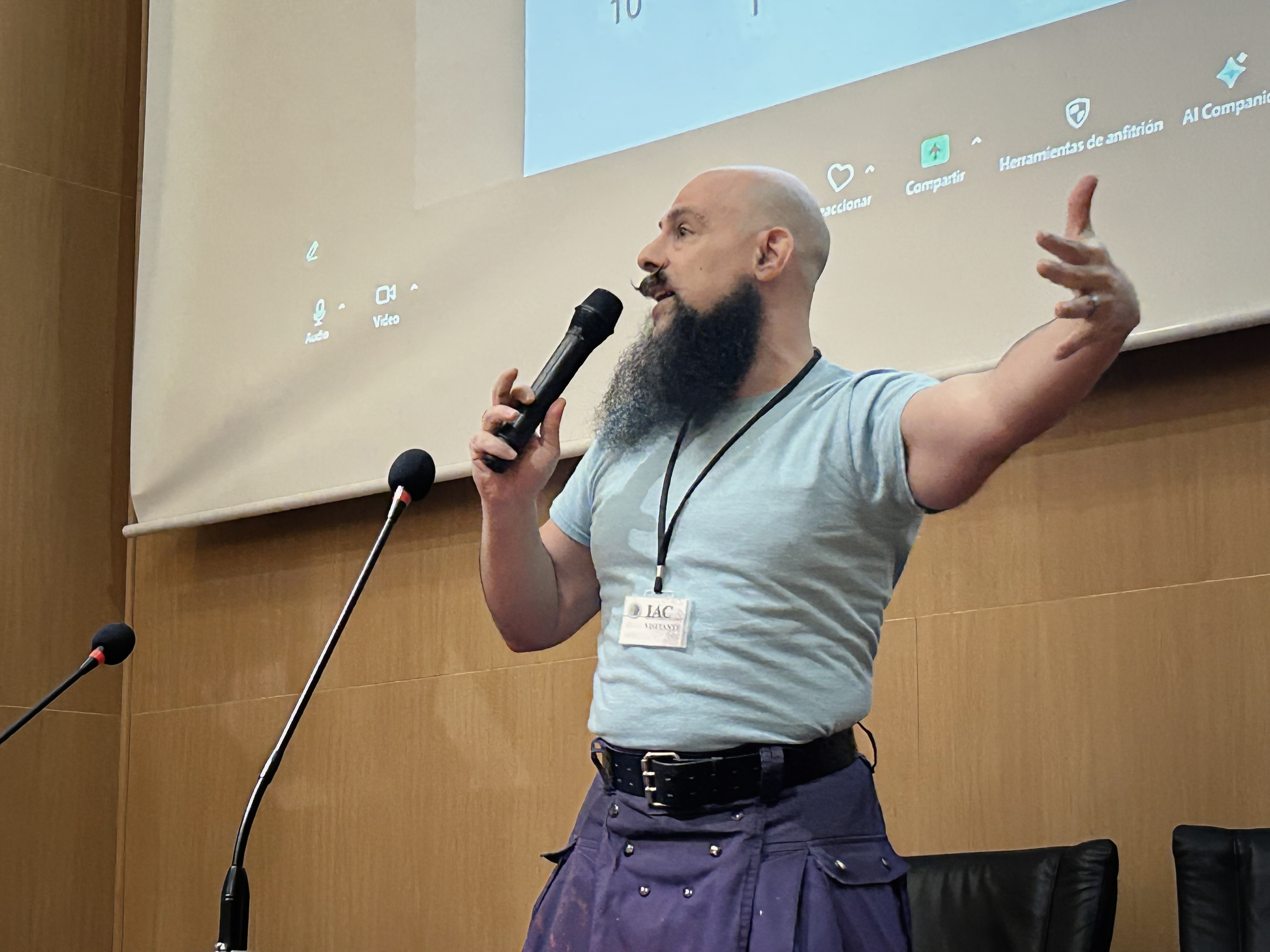 Ethan Siegel durante su charla sobre el James Webb Space Telescope