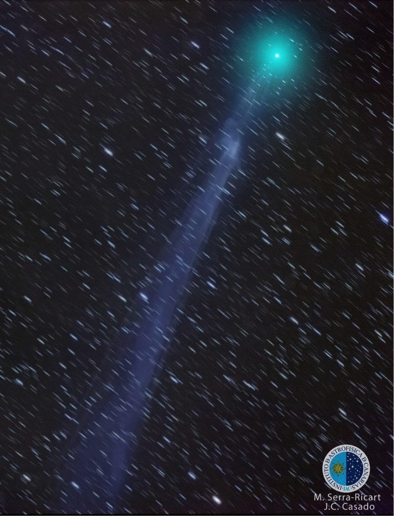 Figura 2: Cometa Lovejoy (c/2014 Q2) observado desde el Observatorio del Teide (IAC) la noche del día 8 enero de 2015 (objetivo 400mm con cámara Canon 5DMII modificada). La imagen es una composición de 50 imágenes individuales de 20 segundos de exposición –un total de casi 17 minutos- siguiendo el movimiento del cometa, por esa razón las estrellas aparecen como trazos. En la imagen se observan perfectamente las tres partes del cometa: el núcleo central, la atmósfera cometaria o coma de un color verdoso intenso, y la cola (principalmente iónica) que apunta en dirección contraria al Sol. Autores: M. Serra-Ricart & Juan Carlos Casado.