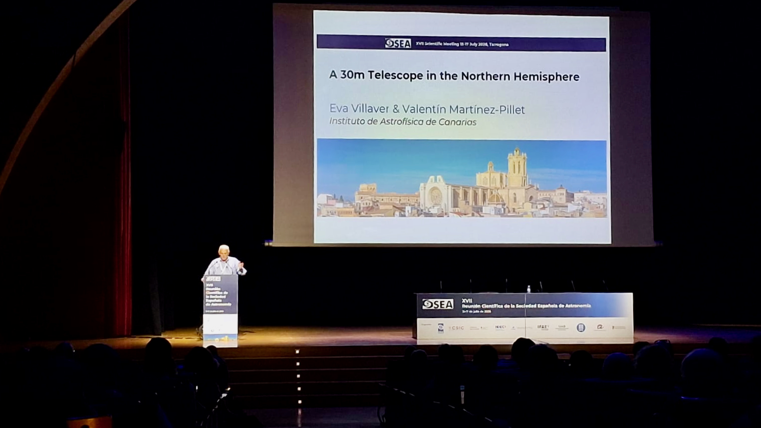 Valentín Martínez Pillet durante la conferencia plenaria sobre el TMT
