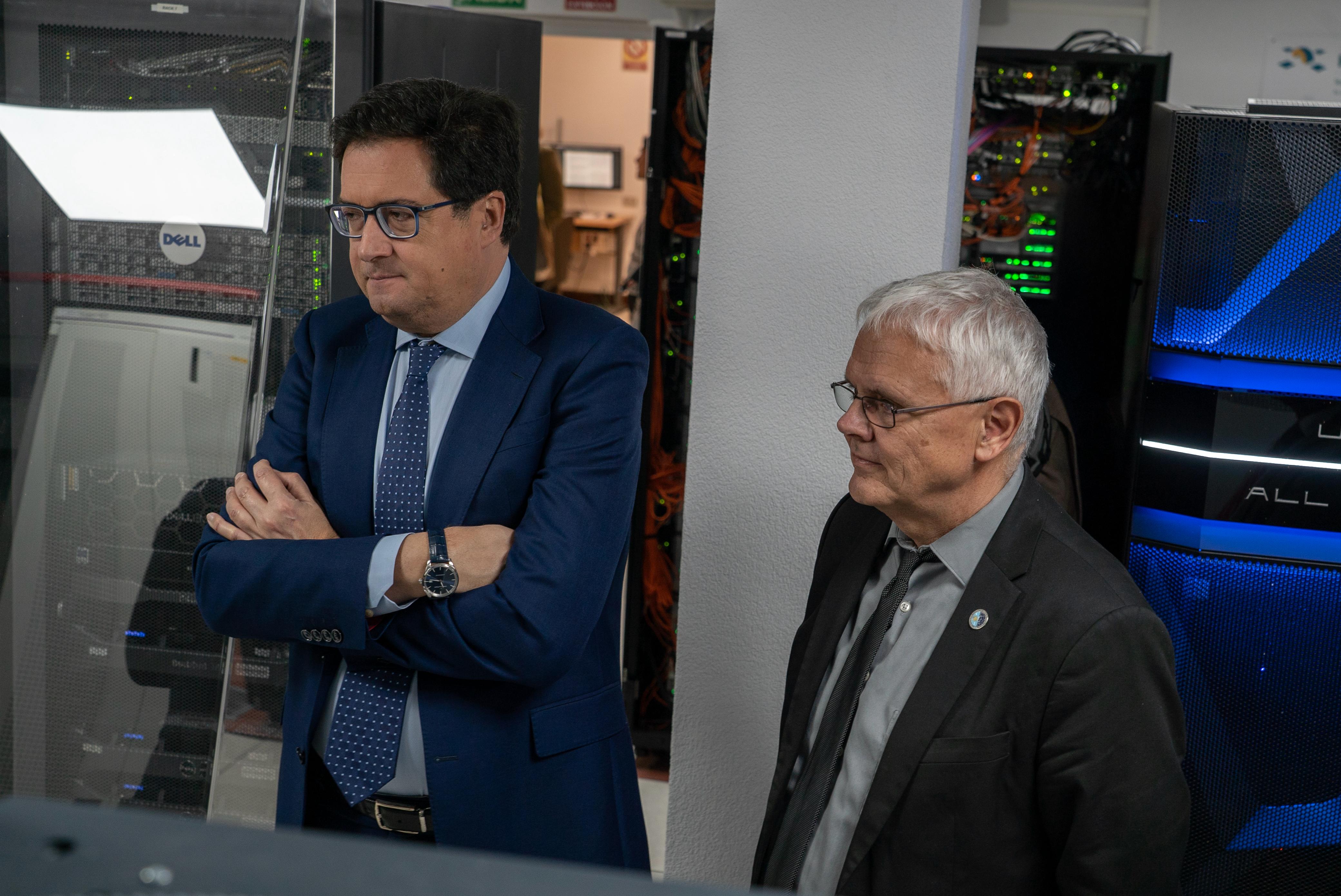 El ministro Óscar López junto al director del IAC, Valentín Martínez Pillet; en el CPU del IAC / Inés Bonet 