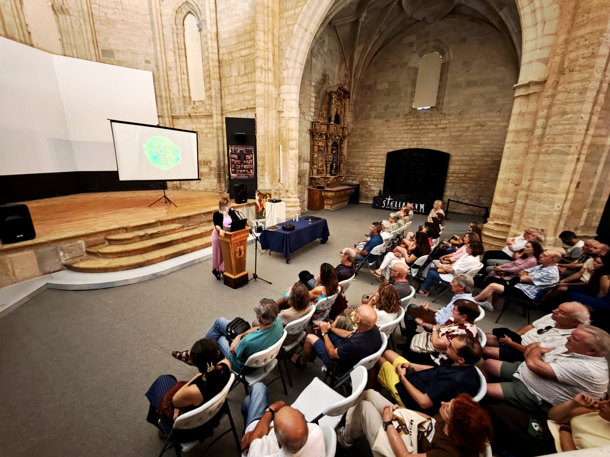 Charla de Eva Villaver en la Iglesia de Santa María del Castillo, en Frómista (Ayuntamiento de Frómista)