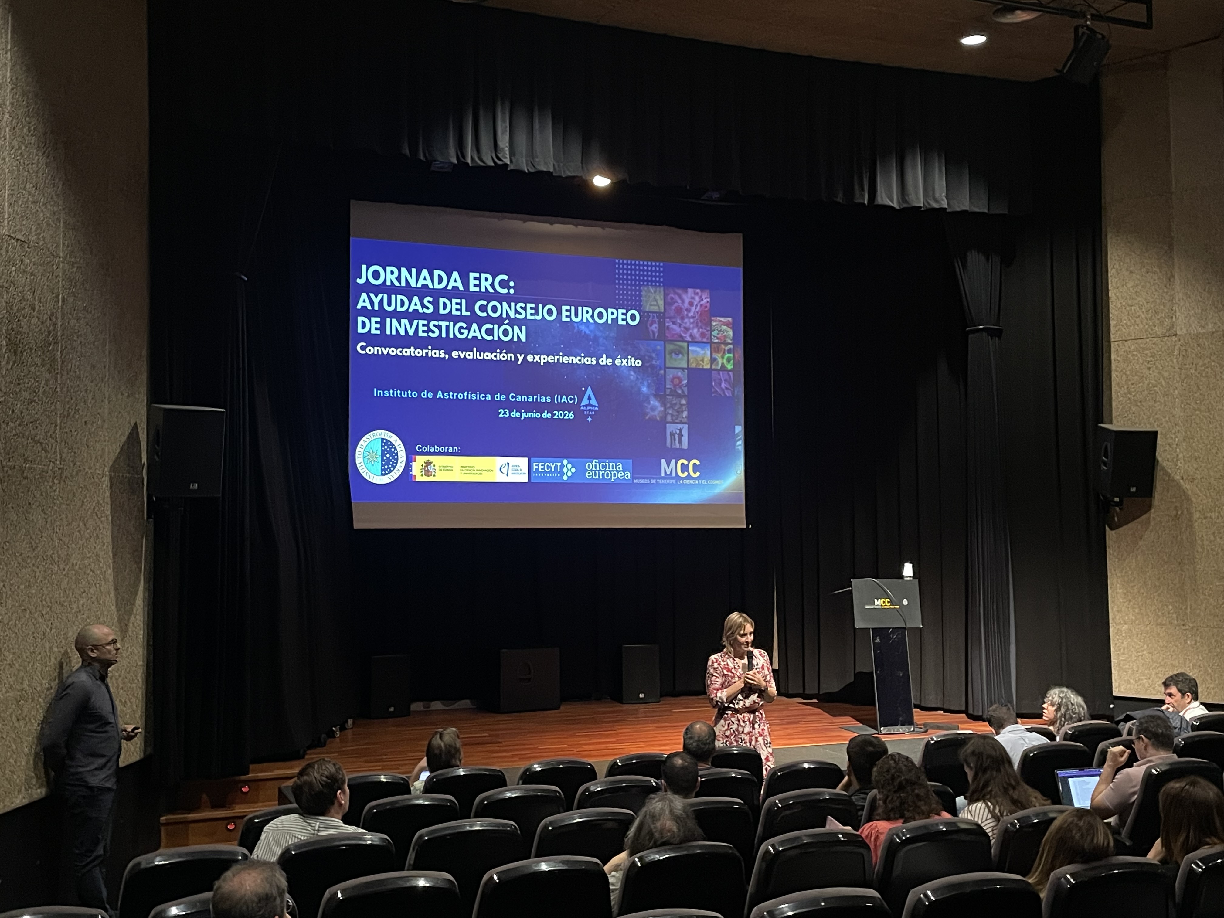 Eva Villaver da la bienvenida a los asistentes a la Jornada sobre las oportunidades del ERC en Horizonte Europa