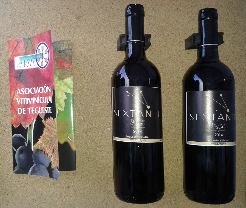 Botellas del vino “Sextante” y folleto de la Asociación Vitivinícola de Tegueste (AVITE). Foto: IAC.