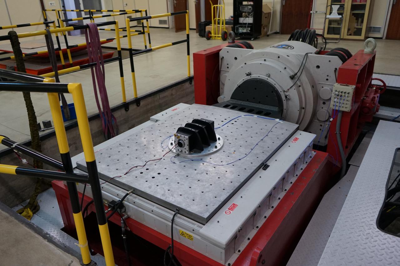 Imagen del instrumento DRAGO durante los ensayos de vibración en las instalaciones del Área de Ensayos del INTA (Instituto Nacional de Técnica Aeroespacial). Crédito: Samuel Sordo (IAC).