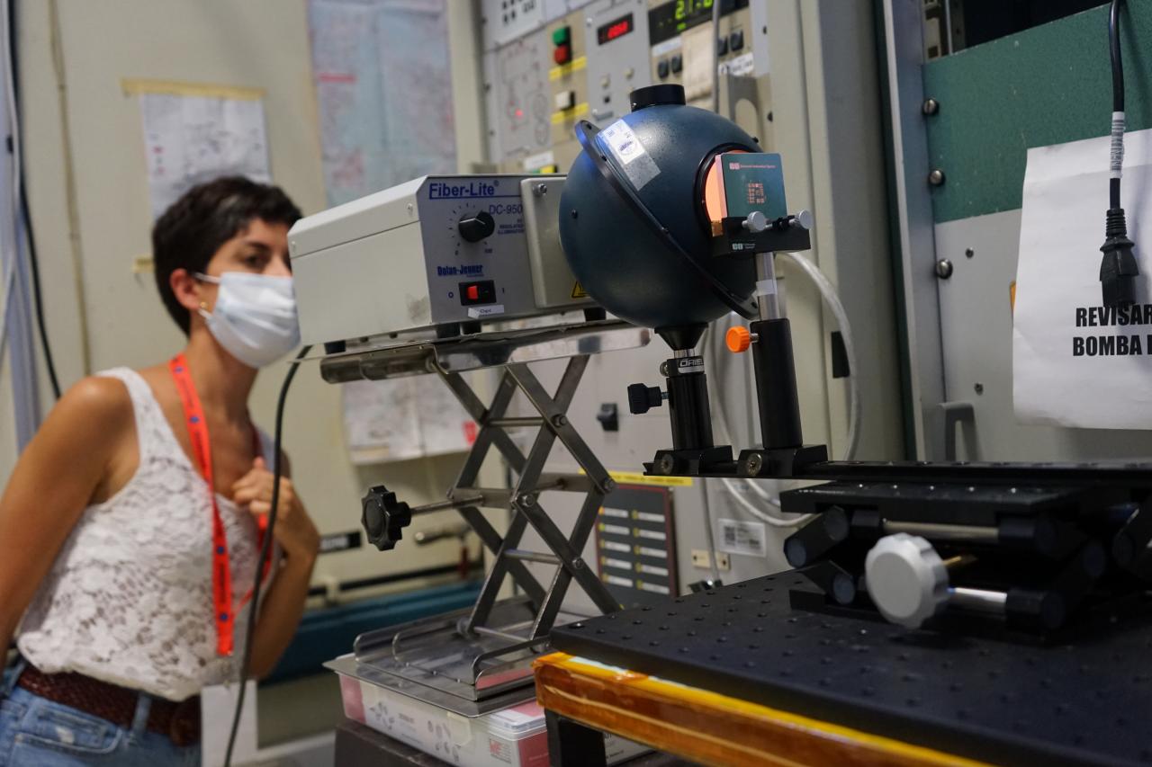 Imagen de Alba Peláez, ingeniera de IACTEC, durante la puesta a punto del montaje óptico para medir las prestaciones del instrumento DRAGO durante los ensayos de termo-vacío