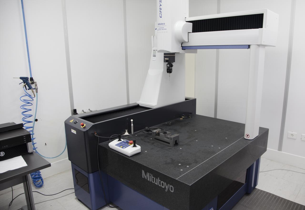 View of the 3D measuring machine in the laboratory