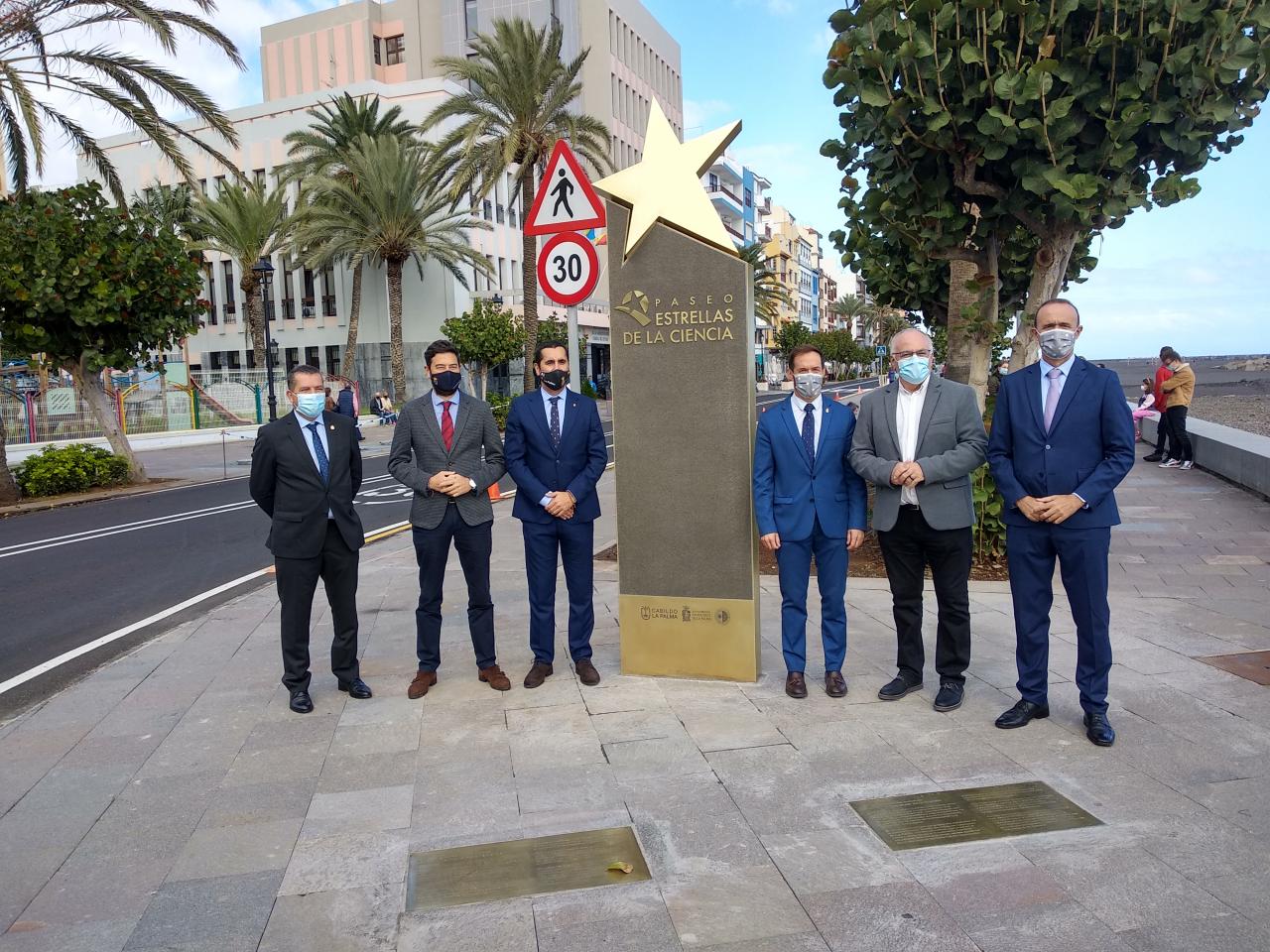 Autoridades políticas que han acudido a la inauguración del Paseo de las Estrellas de la Ciencia de La Palma. Crédito: Aarón García Botín (IAC)