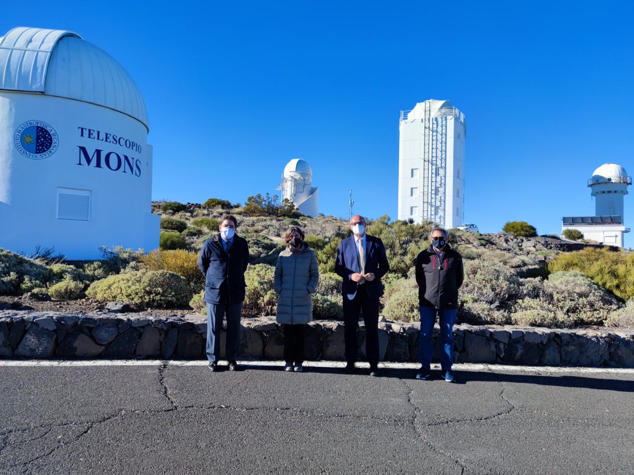Manuel Muñiz, Casiana Muñoz-Tuñón, Anselmo Pestana and Miquel Serra-Ricart in front of the MONS and GREGOR telescopes