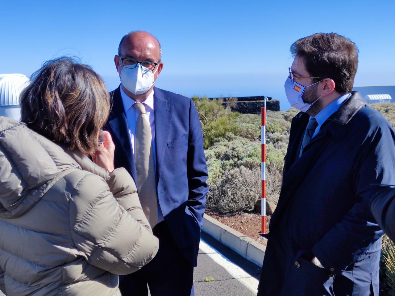Casiana Muñoz-Tuñon, Anselmo Pestana y Manuel Muñiz Villa en el Observatorio del Teide