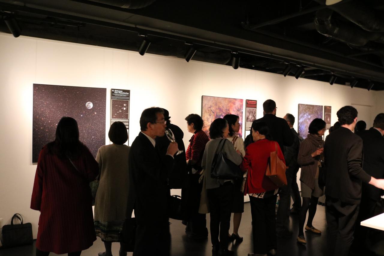 Asistentes a la inauguración de la exposición "100 Lunas cuadradas" en el Instituto Cervantes en Japón
