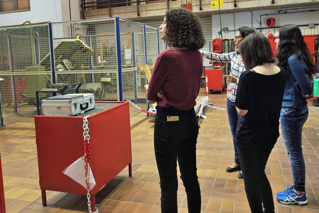 Las estudiantes del programa Canarias Masterclass durante su visita al taller de Mecánica, en la sede central del IAC en La Laguna, acompañadas de Sandra Benítez.