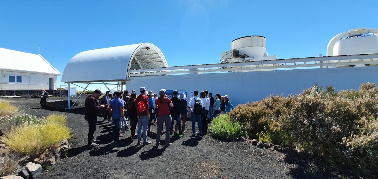 Asistentes a las Jornadas de Puertas Abiertas 2019 en el Observatorio del Teide frente al Experimento QUIJOTE. Crédito: IAC. 