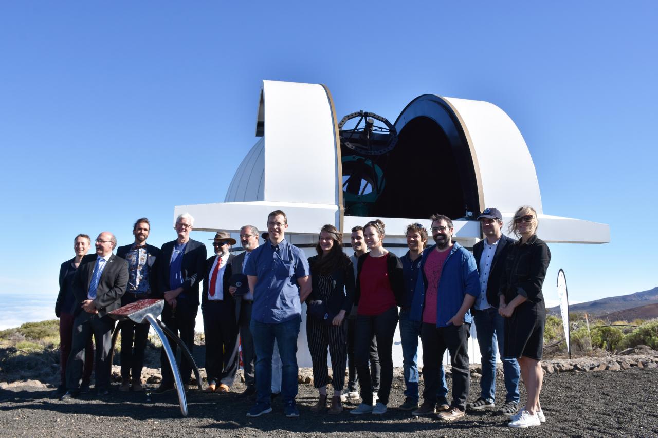 Asistentes a la inauguración del telescopio ARTEMIS en el Observatorio del Teide. 
