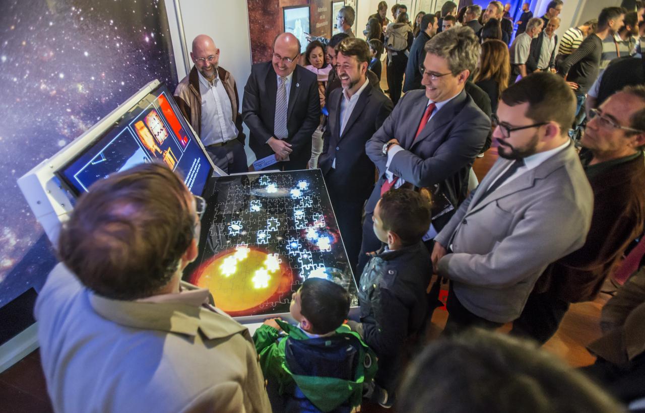El director del IAC, Rafael Rebolo, el presidente del Cabildo de Tenerife, Carlos Alonso, el director de la ACIISI, Juan Ruiz Alzola, y el Director General de Cultura del Gobierno de Canarias, Xerach Gutiérrez Ortega, con los comisarios de la exposición "Luces del Universo" y público general en el módulo sobre "Hitos científicos del IAC". El director del IAC, Rafael Rebolo, el presidente del Cabildo de Tenerife, Carlos Alonso, el director de la ACIISI, Juan Ruiz Alzola, y el Director General de Cultura del Gobierno de Canarias, Xerach Gutiérrez Ortega, con los comisarios de la exposición "Luces del Universo" y público general en el módulo sobre "Hitos científicos del IAC".