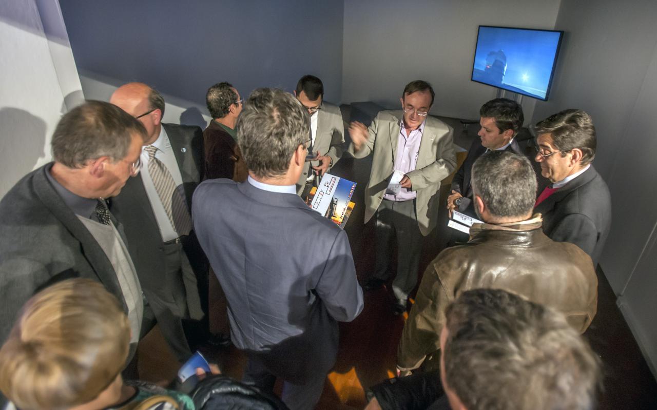 The astrophysicist Juan Antonio Belmonte, one of the curators of the "Lights of the Universe" exhibition, explaining to the authorities the distribution of the various modules of the exhibition. Credits:Daniel López/IAC. 