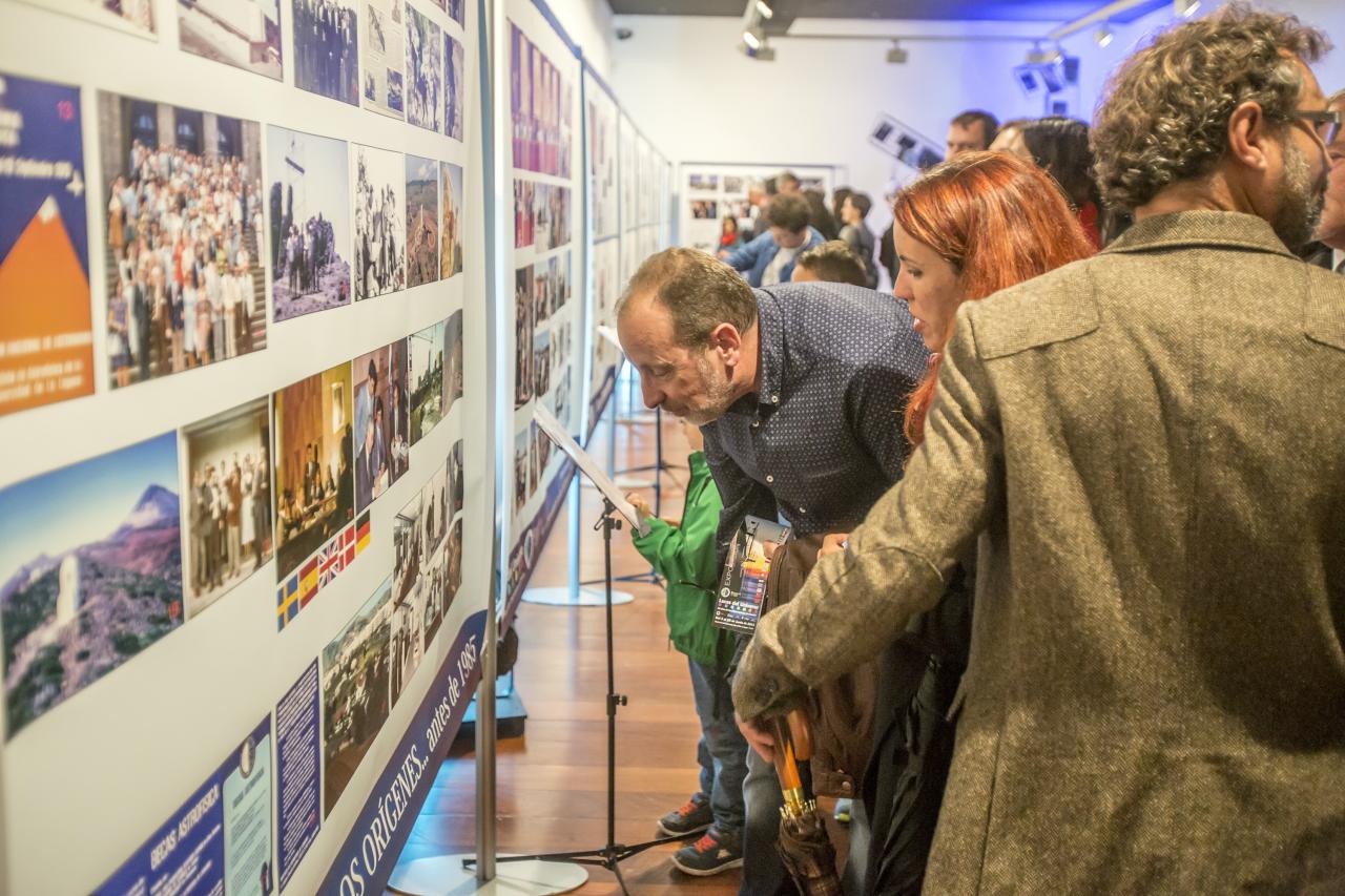 Visitors to the "Lights of the Universe" exhibition studying the panels dedicated to the history of the IAC and its observatories