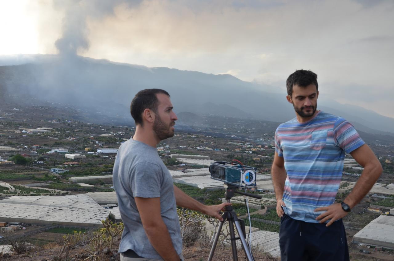 Ignacio Sidrach and Carlos Colodro taking images of the Cumbre Vieja volcano with the DRAGO camera.