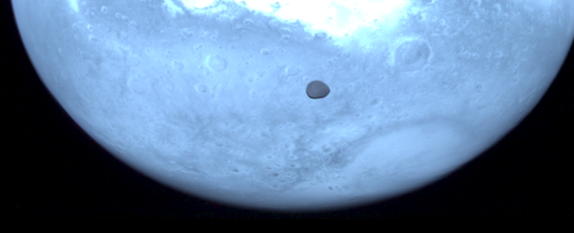 Imagen de Deimos con Marte detrás, obtenidas por el instrumento HyperScout-H de la misión Hera