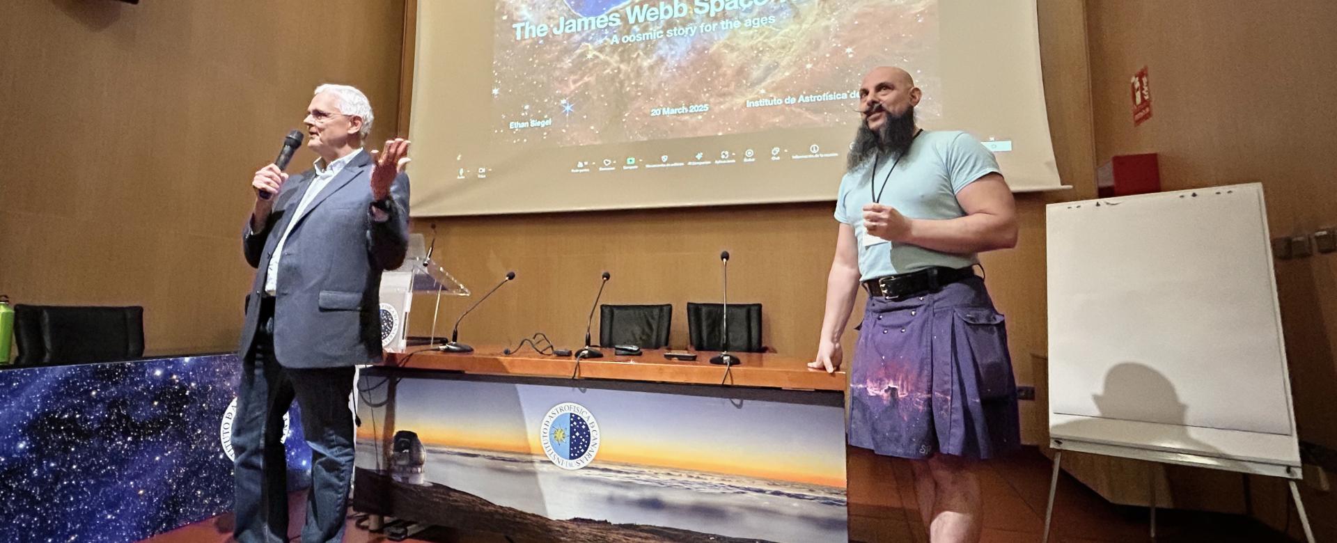 El astrofísico y divulgador Ethan Siegel junto al director del IAC, Valentín Martínez Pillet