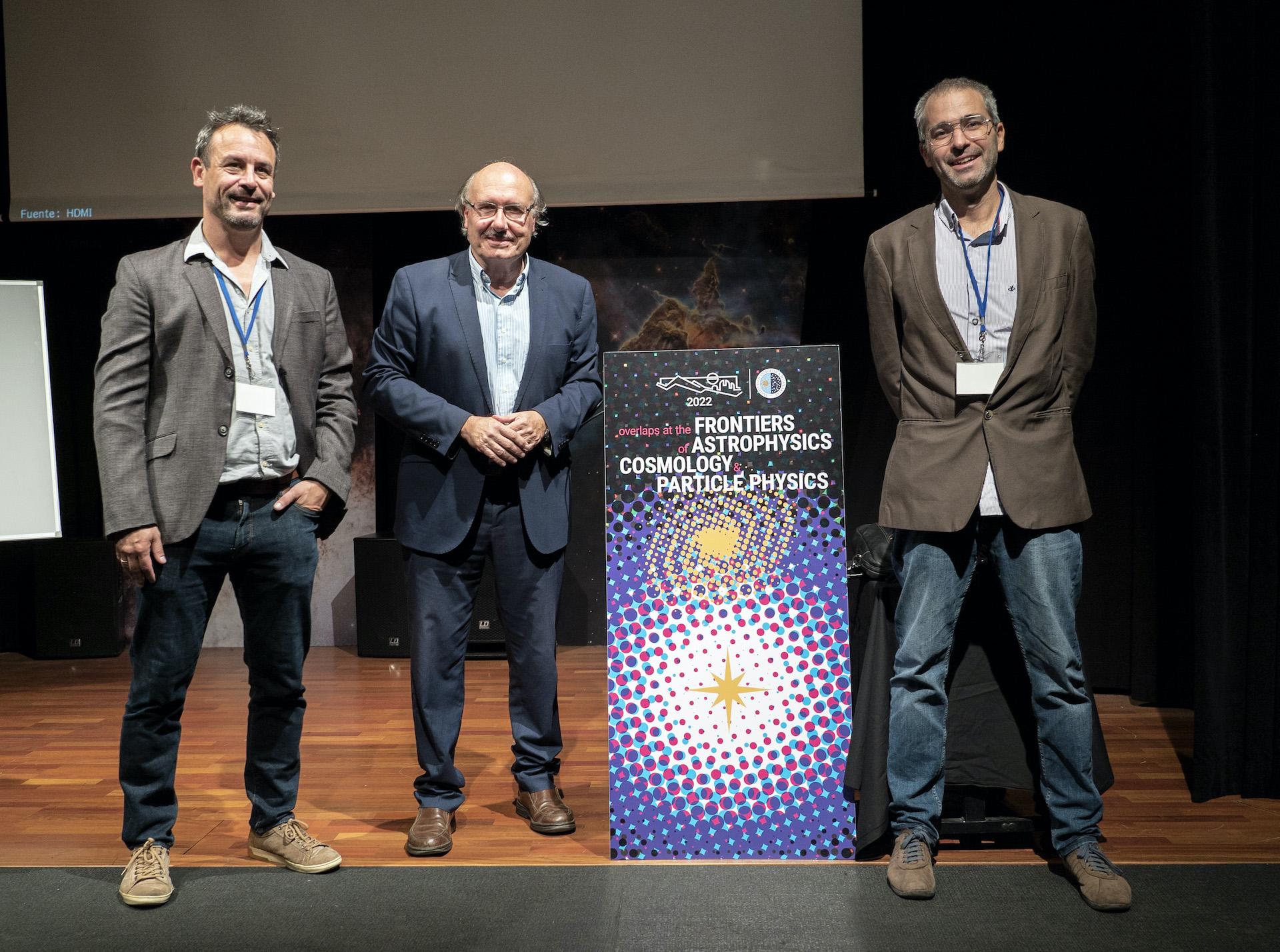 Los investigadores del IAC y organizadores de la presente edición de la Winter School Jorge Martin Camalich (izquierda) y Carlos Hernández-Monteagudo (derecha) con Rafael Rebolo, director del IAC (centro), en el Museo de la Ciencia y el Cosmos Los investigadores del IAC y organizadores de la presente edición de la Winter School Jorge Martin Camalich (izquierda) y Carlos Hernández-Monteagudo (derecha) con Rafael Rebolo, director del IAC (centro), en el Museo de la Ciencia y el Cosmos