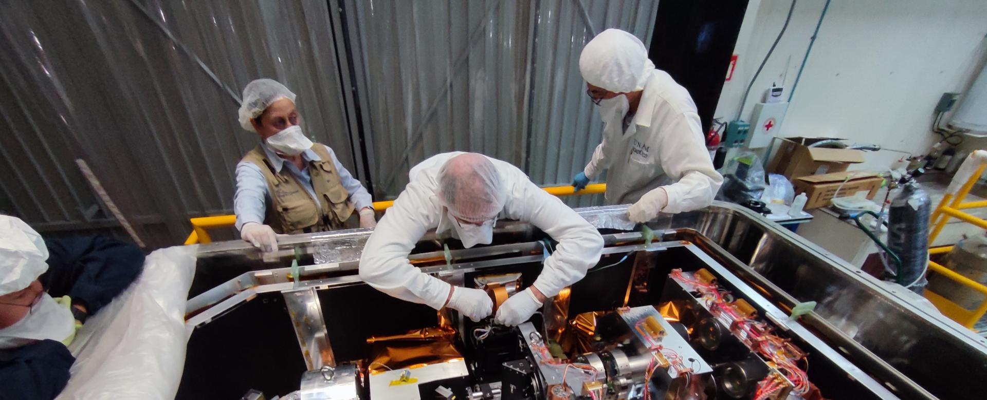 Momento de la integración del detector científico en el instrumento FRIDA en los laboratorios de la UNAM