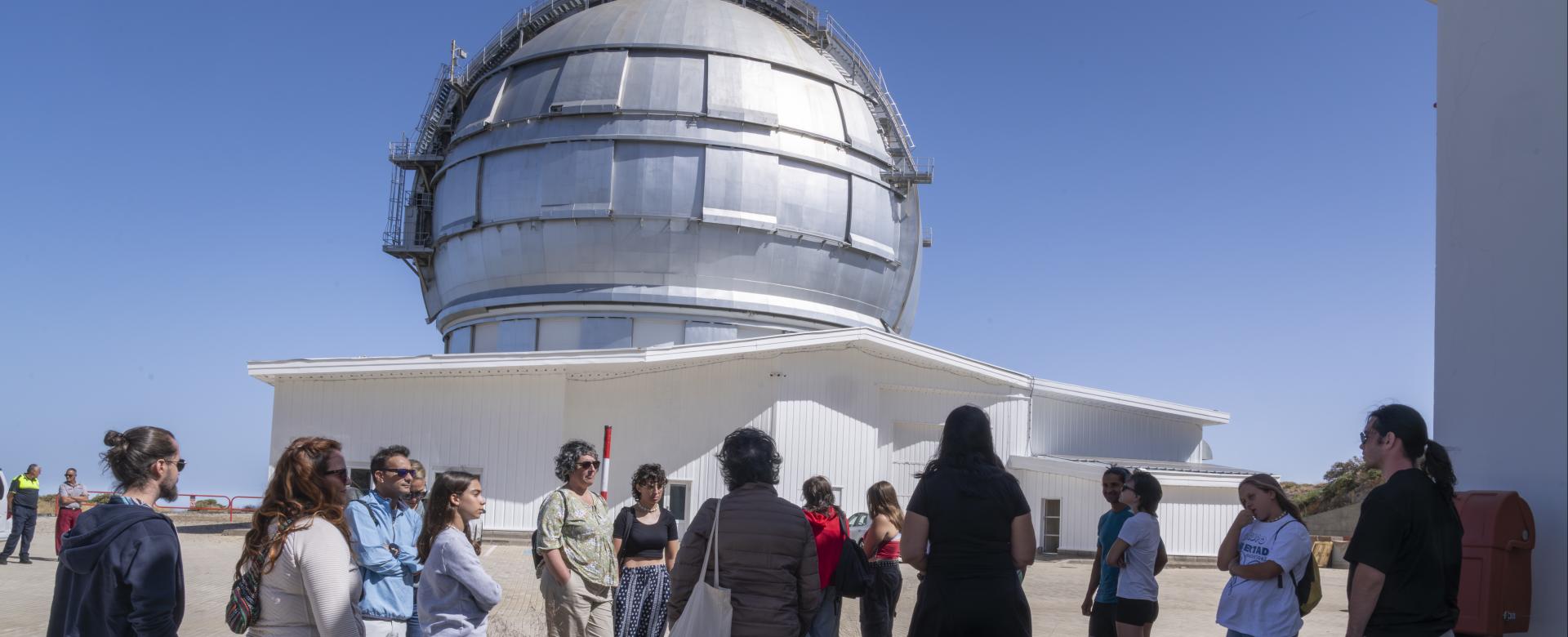 Vecinos y vecinas de Garafía junto al Gran Telescopio Canarias en el Observatorio del Roque de los Muchachos Vecinos y vecinas de Garafía junto al Gran Telescopio Canarias en el Observatorio del Roque de los Muchachos