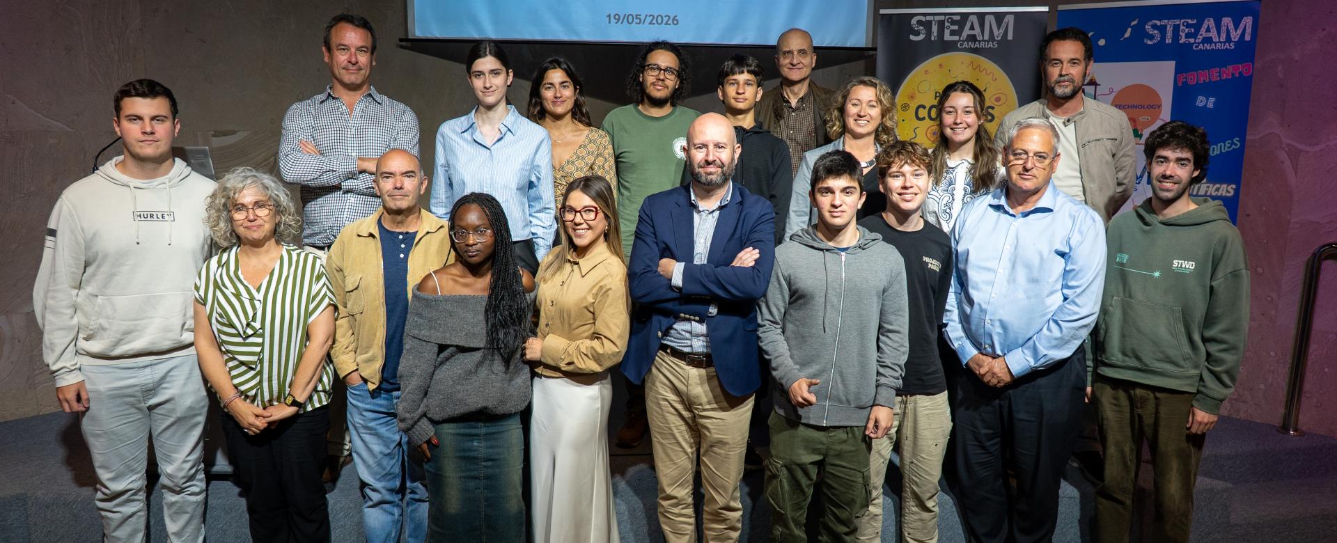 Organizadores y estudiantes durante la selección del Premio Cosmos estudiantes
