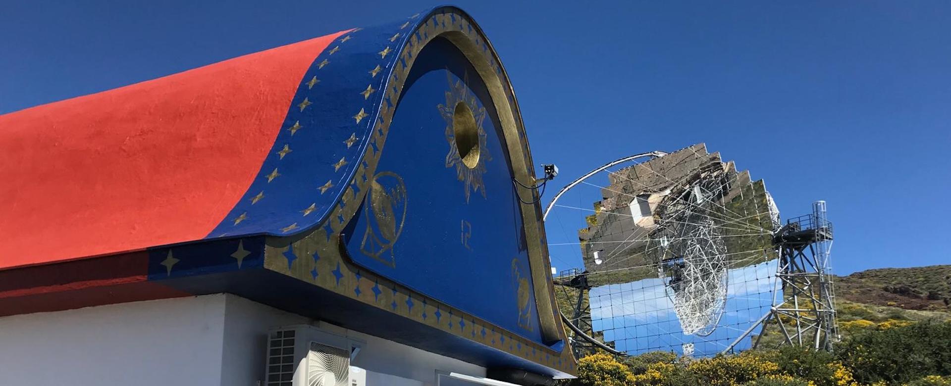 Fachada de la casa de control de MAGIC decorada con motivos inspirados en el sombrero de los Enanos, símbolo emblemático de las Fiestas Lustrales de La Palma
