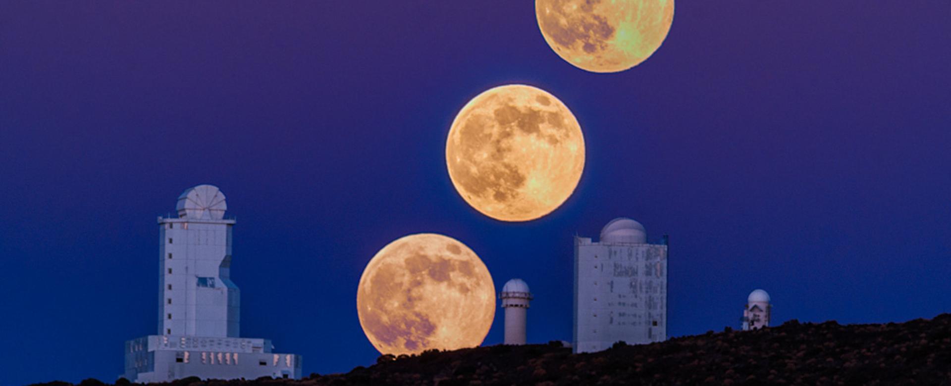 Tres imágenes superpuestas de la SuperLuna del 10 de agosto de 2014, tomadas en el Parque Nacional del Teide. En la imagen, los telescopios VTT y GREGOR. Autor: Ovidio García (SECAT). Tres imágenes superpuestas de la SuperLuna del 10 de agosto de 2014, tomadas en el Parque Nacional del Teide. En la imagen, los telescopios VTT y GREGOR. Autor: Ovidio García (SECAT).