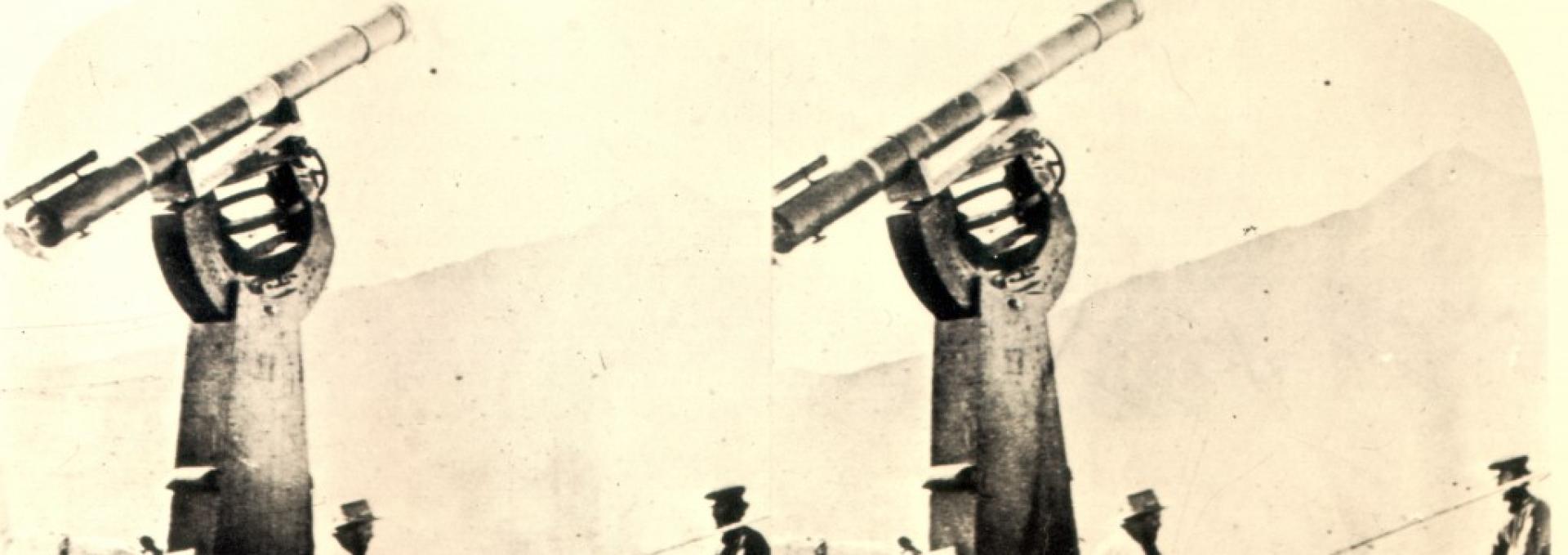 Charles Piazzi Smyth en Guajara, frente al Teide, junto a su telescopio (imagen estereoscópica). Créditos: The Royal Observatory, Edinburgh.