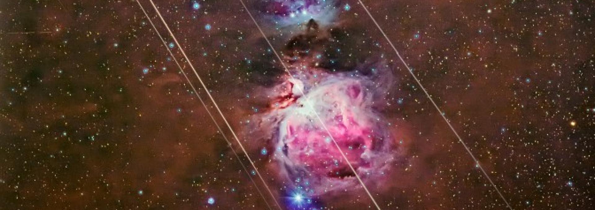 Imagen obtenida a partir de capturas tomadas entre las 0:50-05:10 UT del 14 de diciembre 2014, desde el Observatorio del Teide (Instituto de Astrofísica de Canarias, IAC), en el momento de la máxima actividad de las Gemínidas. El campo está centrado en la Nebulosa de Orión (M42), situada a una distancia de unos 1500 años luz de la Tierra. Es la nebulosa difusa de emisión más impresionante de las que pueden contemplarse a simple vista en el cielo del hemisferio boreal (IAM septiembre 2007). En la parte super